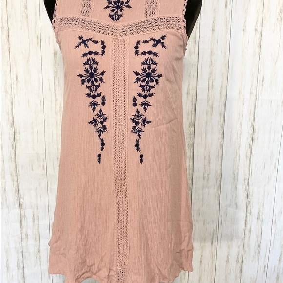 FRANCESCA’S Blue Rain Brie Embroidered pink dress - Picture 2 of 7